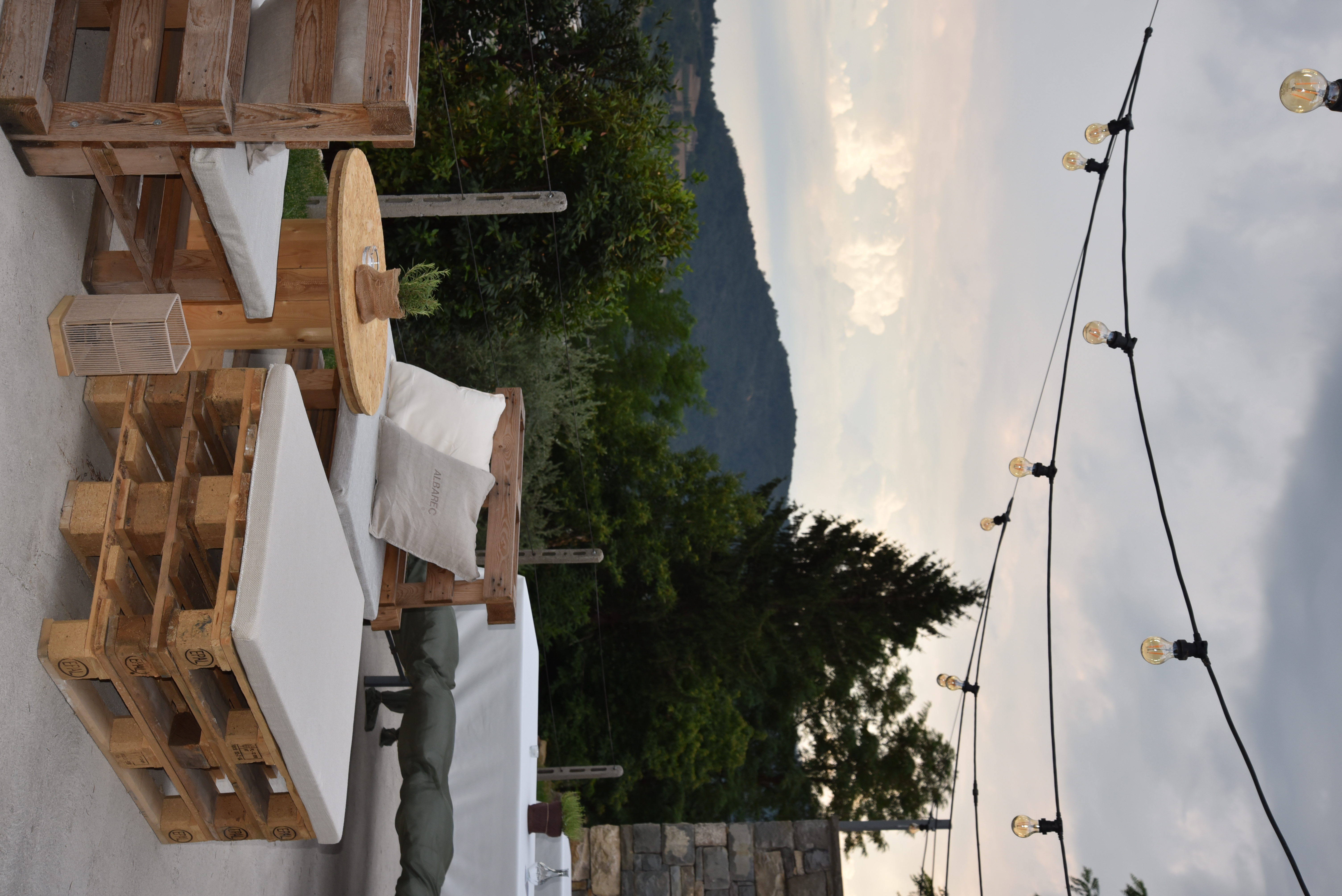 Allestimento Albarec con sedute in legno e luci